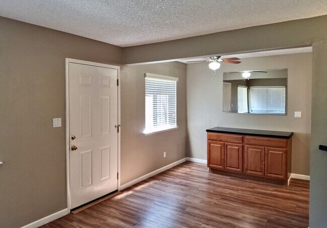 Building Photo - LUXURY AUBURN GREENS TOWNHOUSE UNIT w/GARAGE