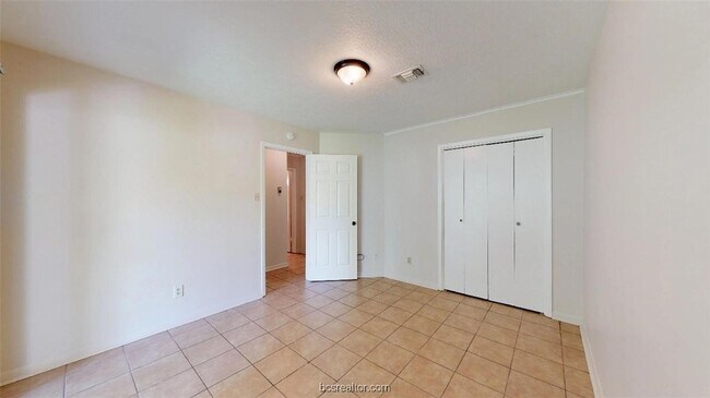 Building Photo - 918 Navarro Dr