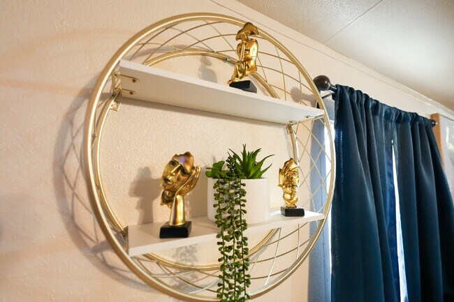 Building Photo - Modern Furnished 2 Bed/2 Bath Home • Laundry • Internet Included