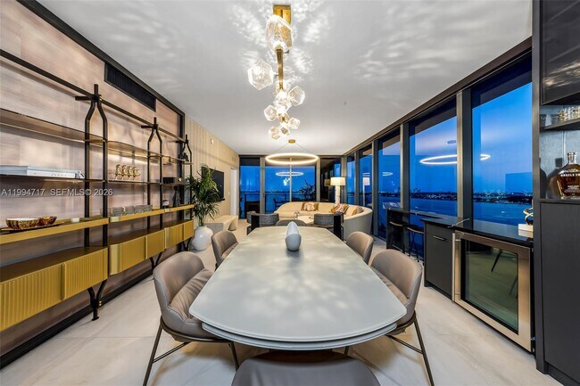 Building Photo - 700 NE 24th St