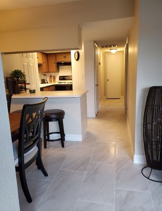 Building Photo - Cozy 2 Bedroom Townhome in the Northwest!