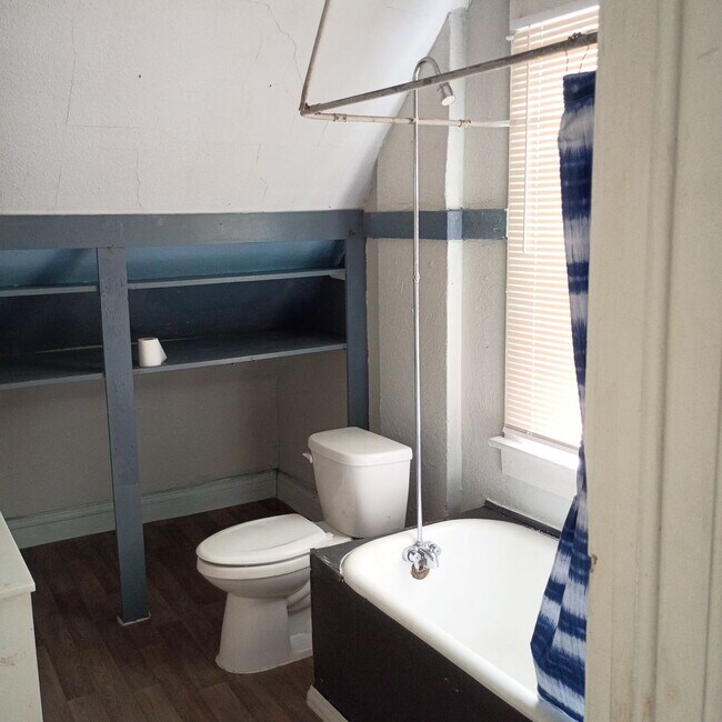 Building Photo - Cute Update 2 bedroom in convenient location!