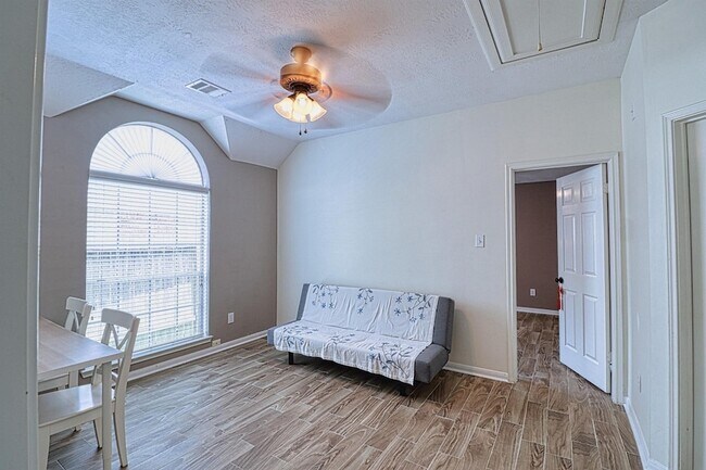 Building Photo - 2123 Meadow Park Cir