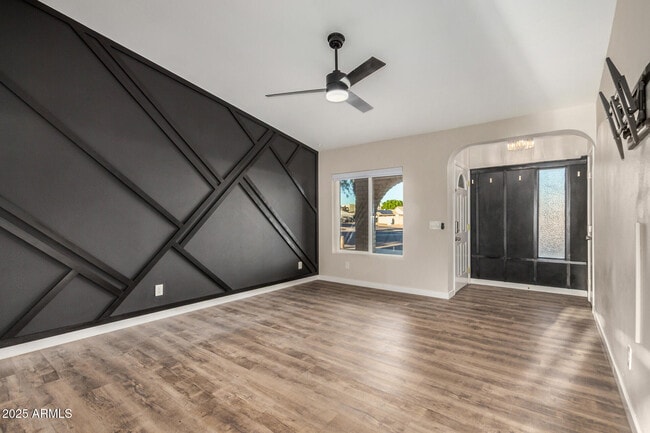 Building Photo - 421 E Wickieup Ln