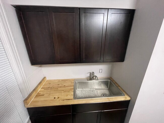 Building Photo - 539 Hamilton St