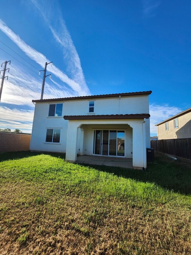 Building Photo - Beautiful Plumas Lake home on a large lot with SOLAR