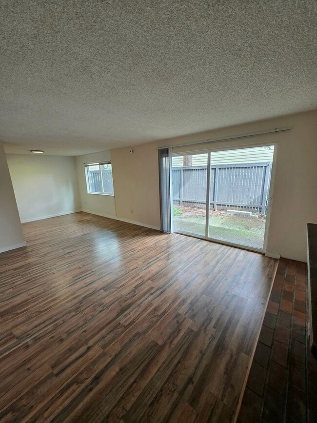 Building Photo - Renton Sunset Heights Condominiums - 2 bedroom 1 bathroom lower floor unit - Water, Sewer & Garba...