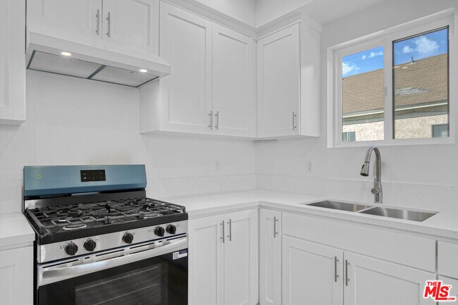 Building Photo - 618 E 28th St