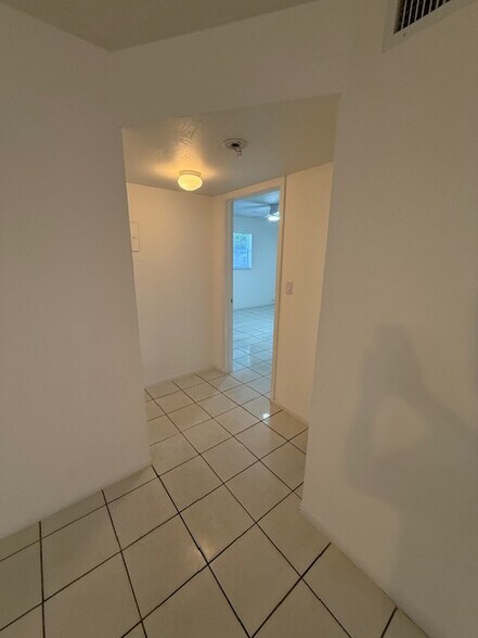 Building Photo - 1020 N 18th Ct