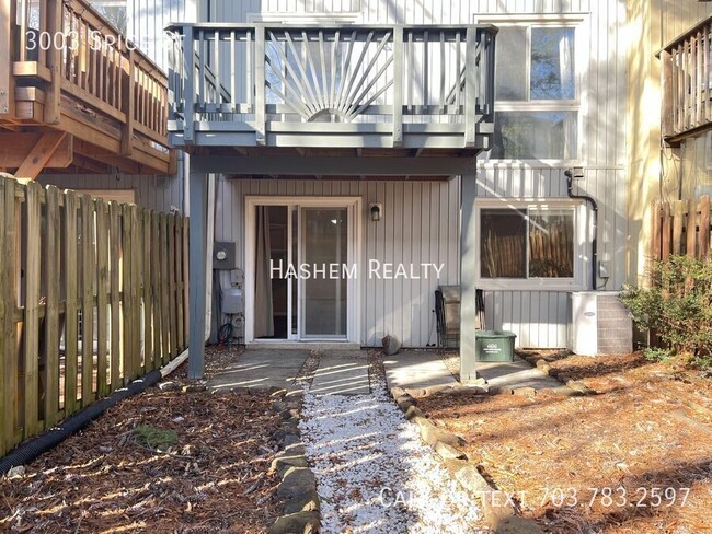 Building Photo - Beautiful 4-Bedroom Townhome in the Heart ...