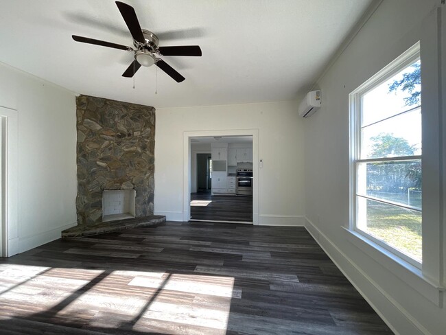 Building Photo - 597 N Forest St