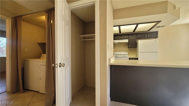 Building Photo - 1209 N Buffalo Dr