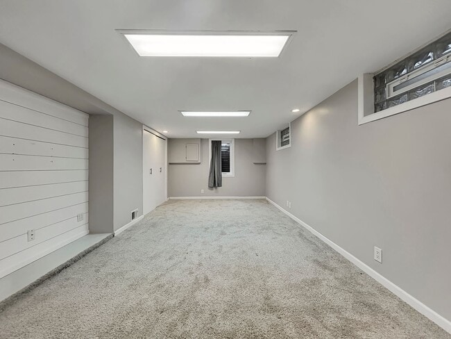 Building Photo - 2729 Vernon Ave S