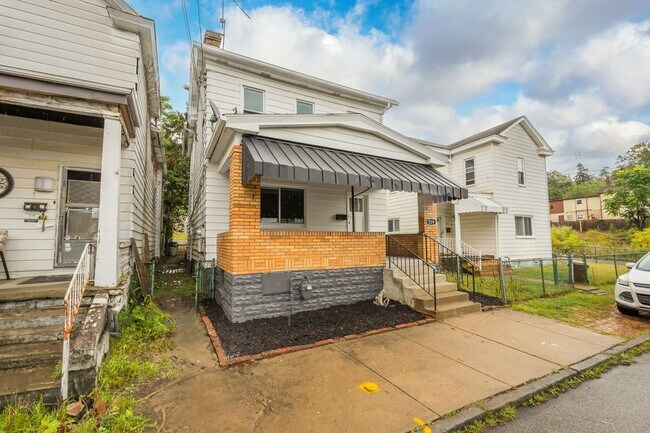 Building Photo - Stunning 3 bedroom home in Pittsburgh avai...