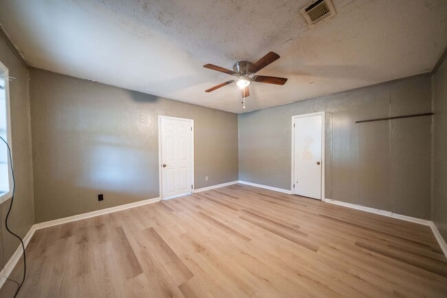 Building Photo - 807 Walnut St