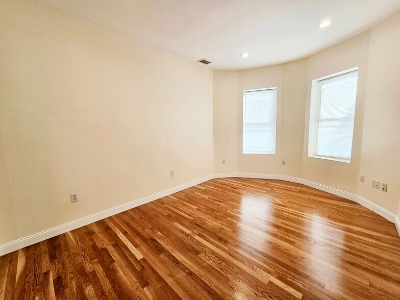 Building Photo - 1803 Beacon St