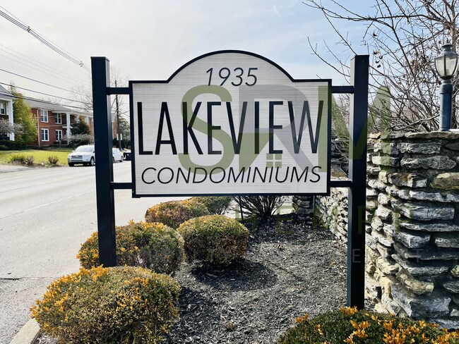 Building Photo - Remodeled one bedroom condo off Gardiner Lane with laundry and pool access!