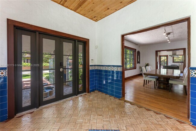 Building Photo - 1624 Granada Blvd