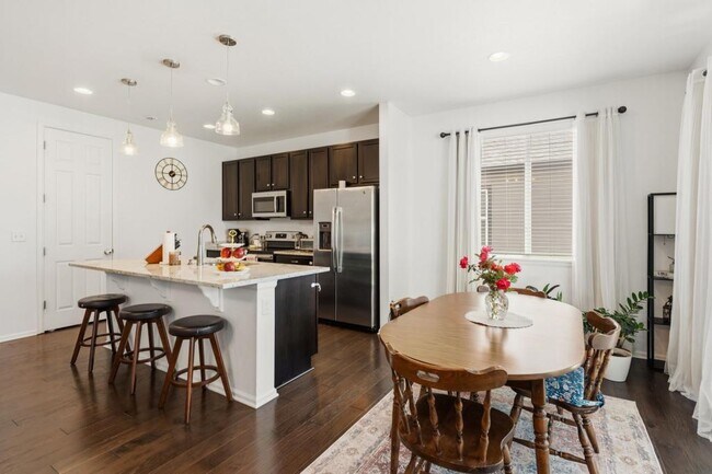 Building Photo - 5576 Bexley Dr