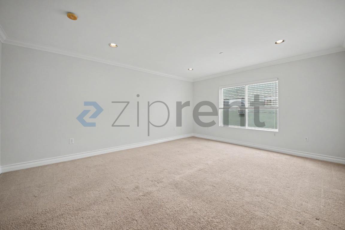 Building Photo - Unit 204