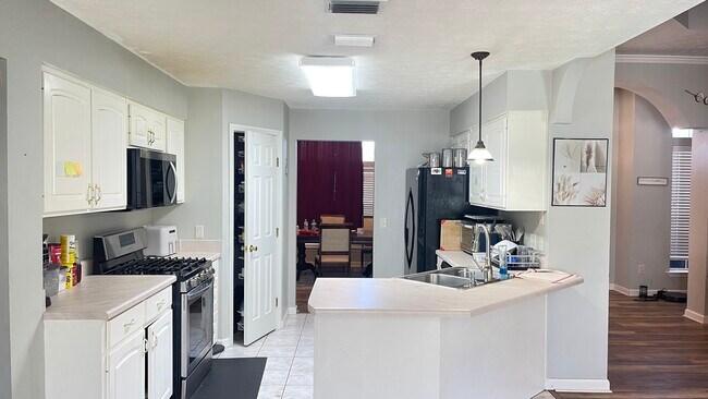 Building Photo - 6917 Minchew Ct