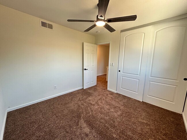 Building Photo - No HOA Home with 4 Bedrooms 2.5 Bathrooms