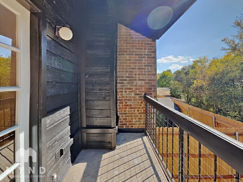 Building Photo - 7525 Holly Hill Dr