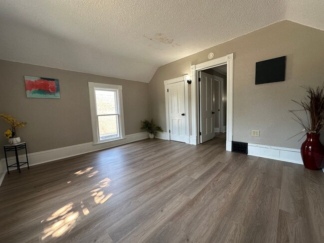 Building Photo - Renovated 3 bedroom house for rent in Waterloo