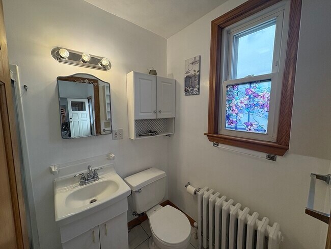Building Photo - 573 Shirley St