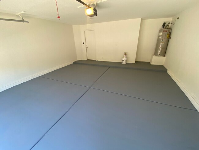 Building Photo - 4 Bedroom, 3 bath, two story with loft in ...