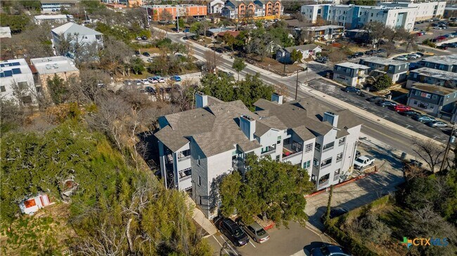 Building Photo - 1005 N LBJ Dr