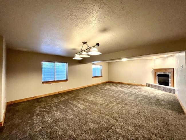 Building Photo - 6363 Murray Bluffs Dr
