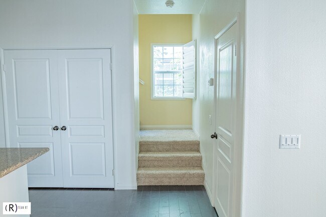 Building Photo - Lovely tri-level condo located in the gated community of Bellafina