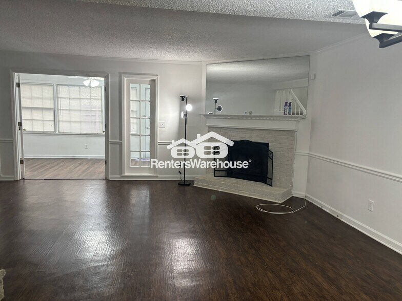 Building Photo - 1140 Country Club Pl
