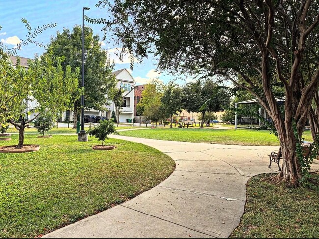 Building Photo - 5307 Lillian St