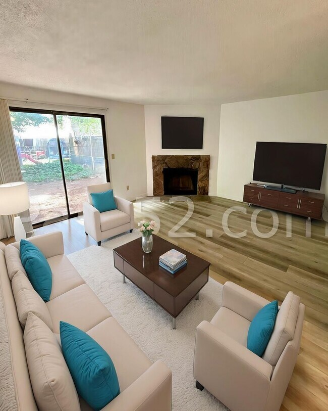 Building Photo - Remodeled 2 Bedroom Townhome!