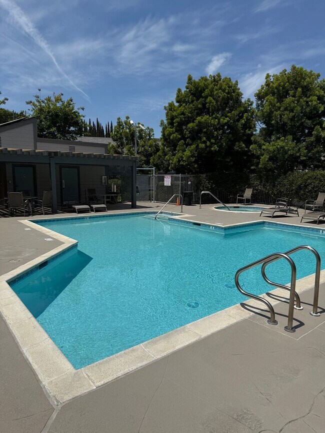 Building Photo - Pristine and Spacious 2-Bedroom in Escondido!