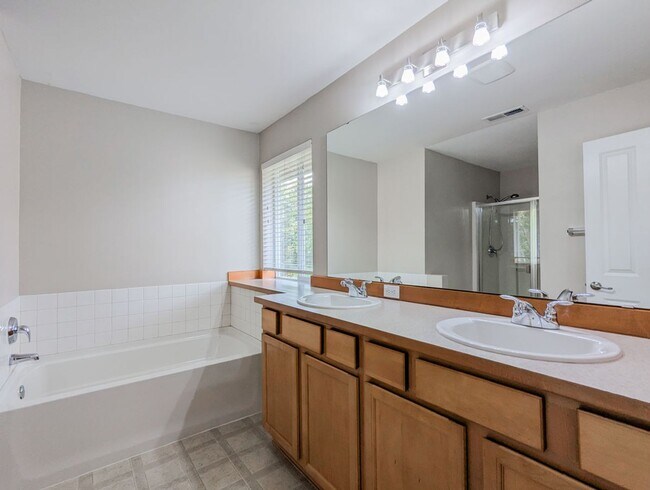 Building Photo - Beautiful 3 bed, 2.5 bath home with fully ...