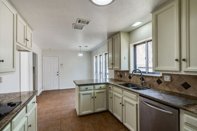 Building Photo - Beautiful and bright Plano home with updates