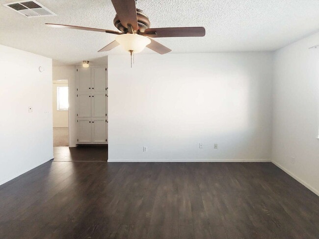 Building Photo - 936 W Graaf Ave