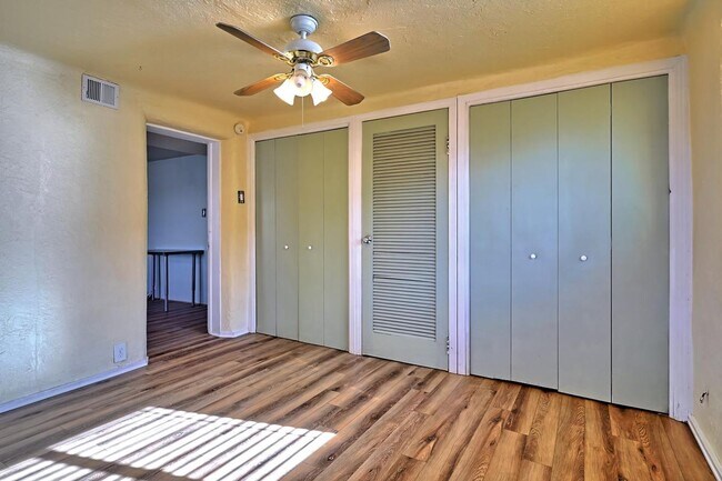 Building Photo - Updated North Downtown 2/bd 1/ba