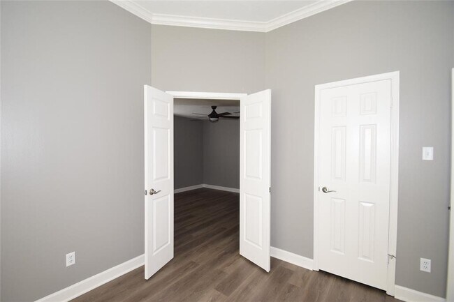 Building Photo - 1322 W Forest Dr