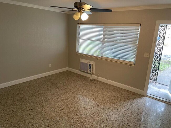 Building Photo - 1066 S Clearview Ave