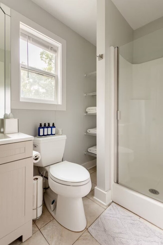 Building Photo - Ideal West Nashville Location!