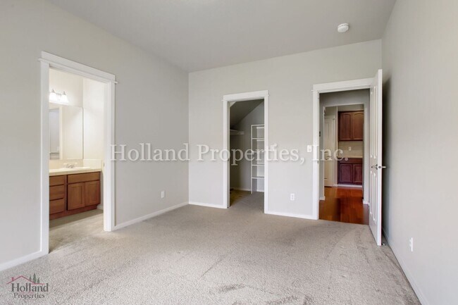 Building Photo - 7118 NE Cherry Dr