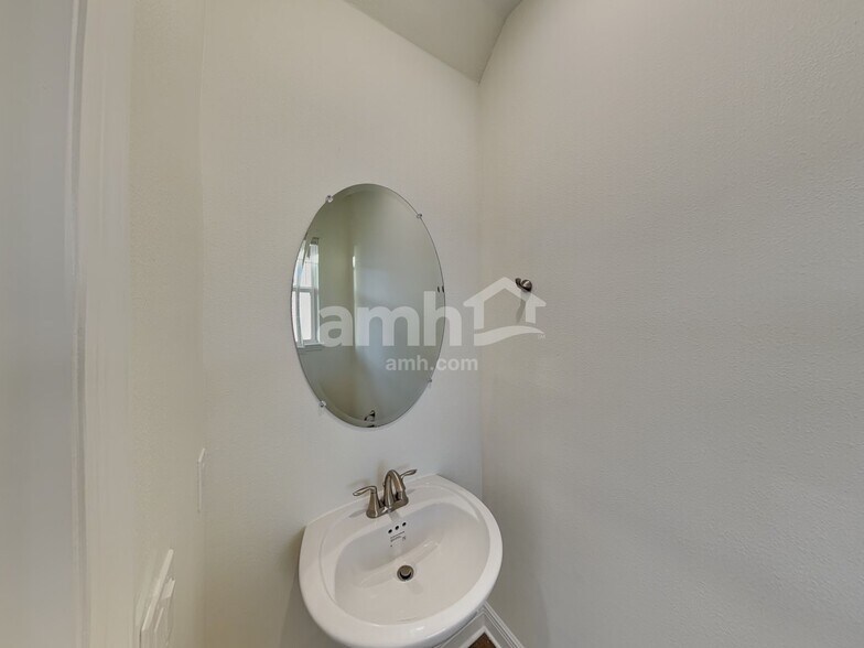 Building Photo - 5952 Sycamore Pl St