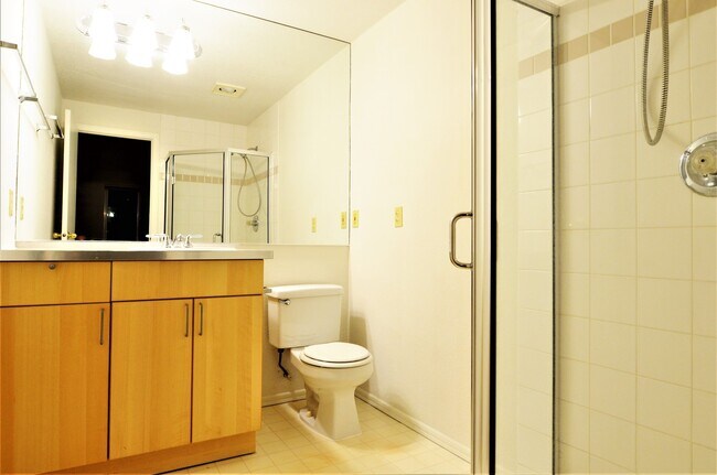 Building Photo - Top-Floor Condo near Bellevue Downtown