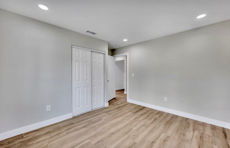 Building Photo - 1223 N Ave 45