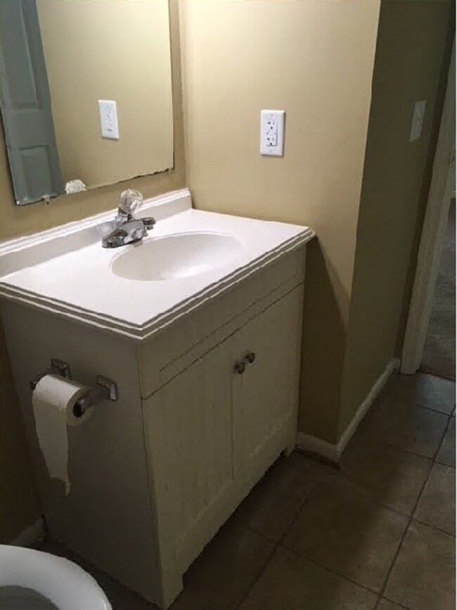 Building Photo - 2 BEDROOM/ 2 BATH APARTMENT