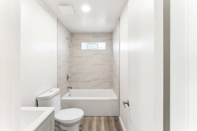 Building Photo - Nicely Remodeled 3 Bed 2 Bath in West Chul...